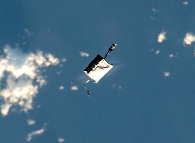 Brašna plná nářadí letí asi 4 minuty před Mezinárodní vesmírnou stanicí