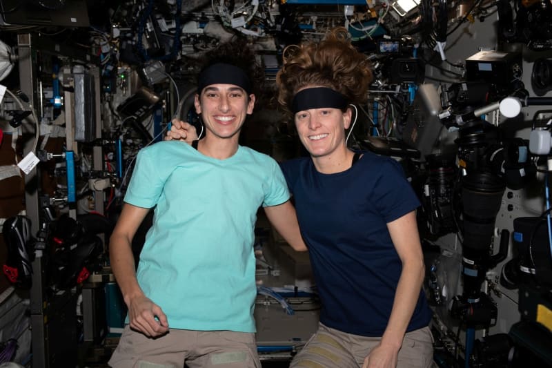 Americké astronautky Jasmin Moghbeliová and Loral O’Haraová neměly během výstupu do vesmíru nejšťastnější den