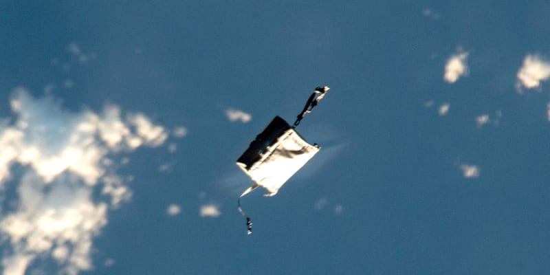 Brašna plná nářadí letí asi 4 minuty před Mezinárodní vesmírnou stanicí