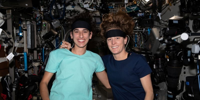 Americké astronautky Jasmin Moghbeliová and Loral O’Haraová neměly během výstupu do vesmíru nejšťastnější den