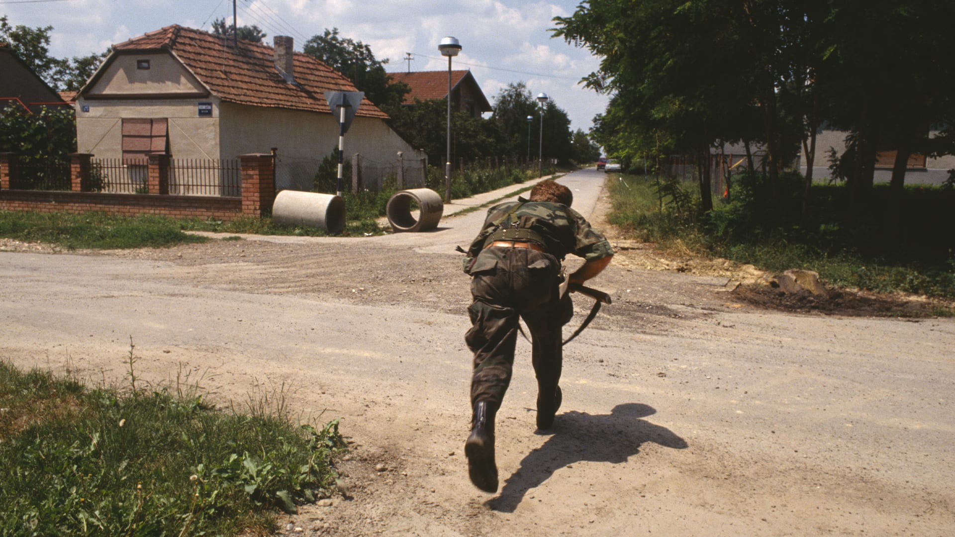 Chorvatský voják prchá na předměstí Vukovaru