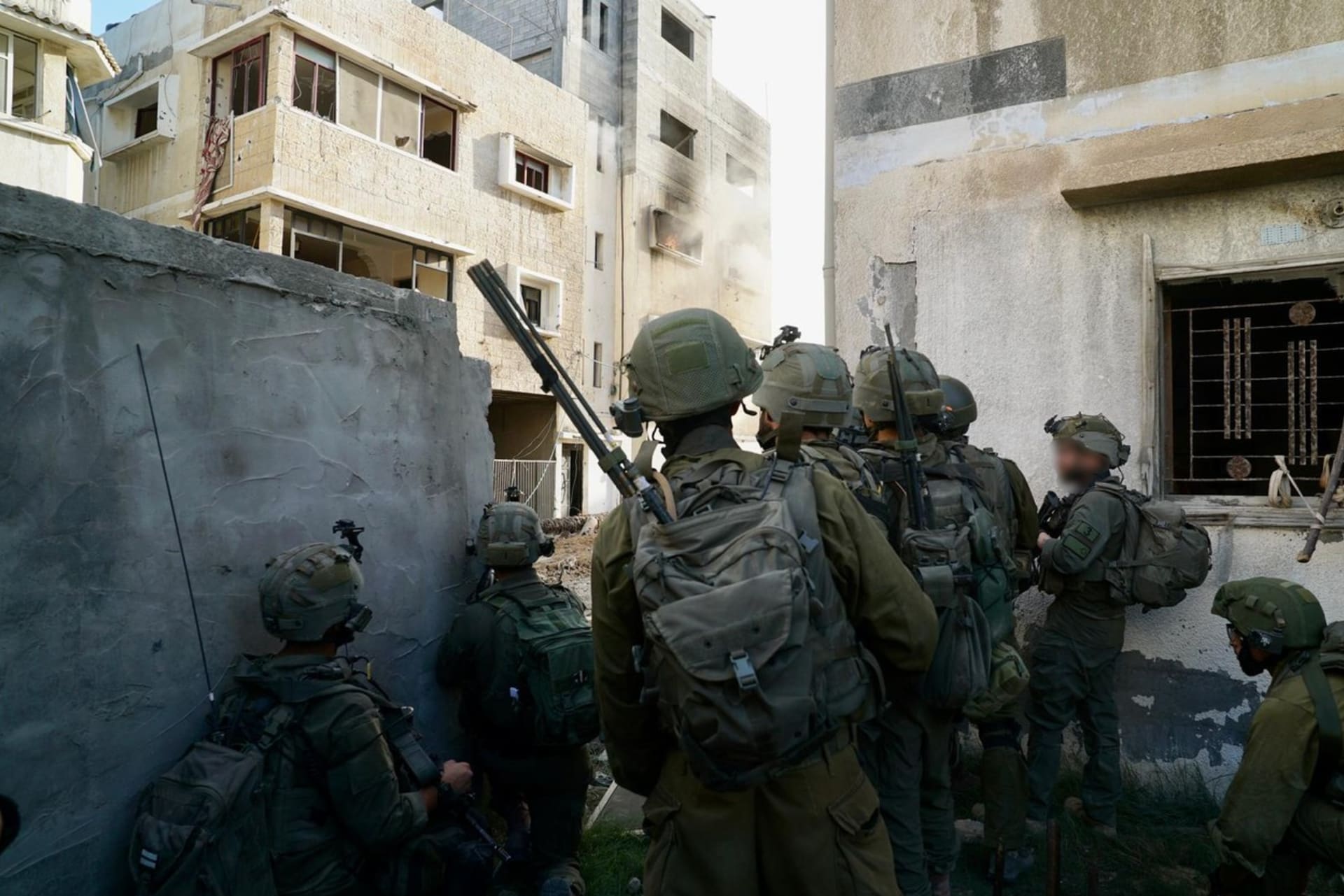 Izraelští vojáci se pokoušejí eliminovat teroristy Hamásu, o kterých se domnívají, že se skrývají v nemocnici al-Shifa.