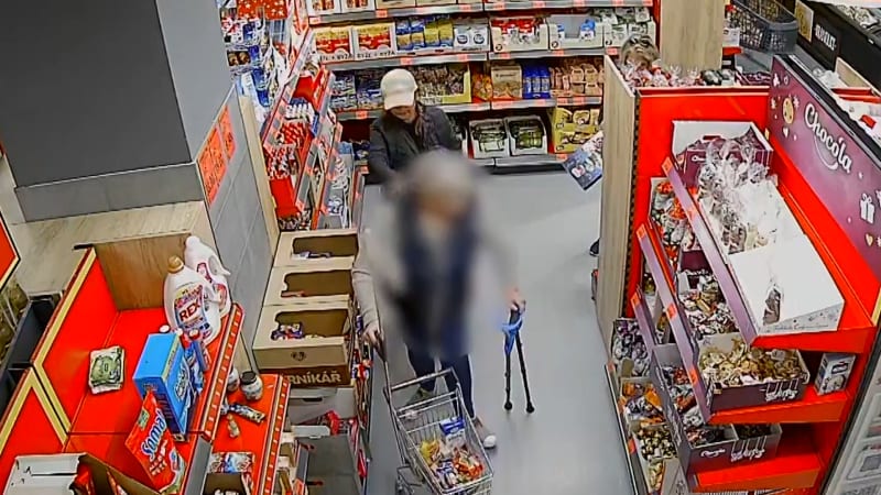 Policie pátrá po ženách, které v obchodě ve Stodůlkách okradli seniorku o holích.