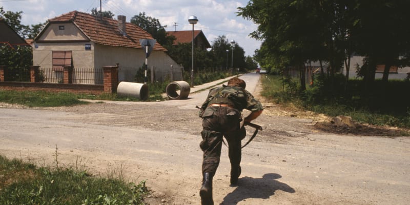 Chorvatský voják prchá na předměstí Vukovaru