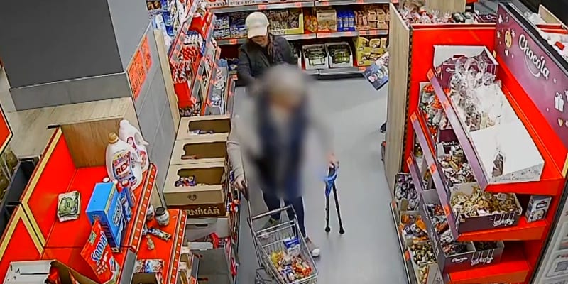 Policie pátrá po ženách, které v obchodě ve Stodůlkách okradli seniorku o holích.