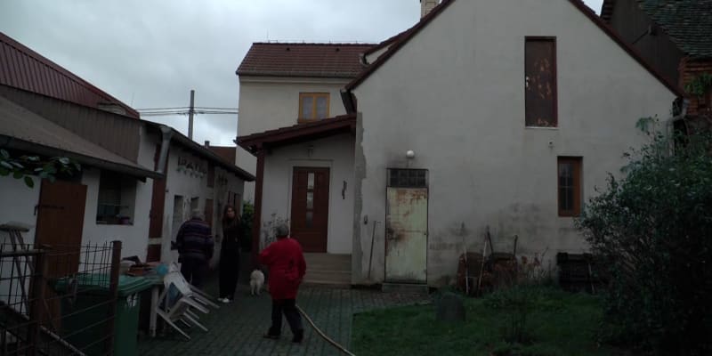 Senioři na Plzeňsku přišli kvůli dceři o dům.