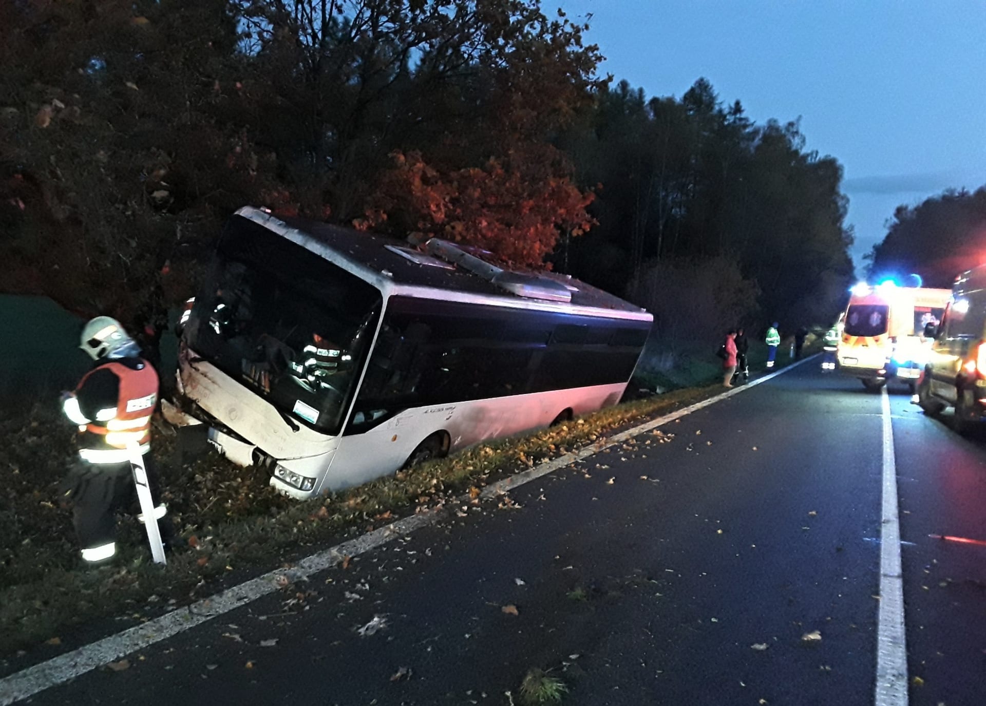 U obce Krásný Les na Liberecku se ráno střetl autobus s nákladním a osobním vozem (16. 11. 2023).