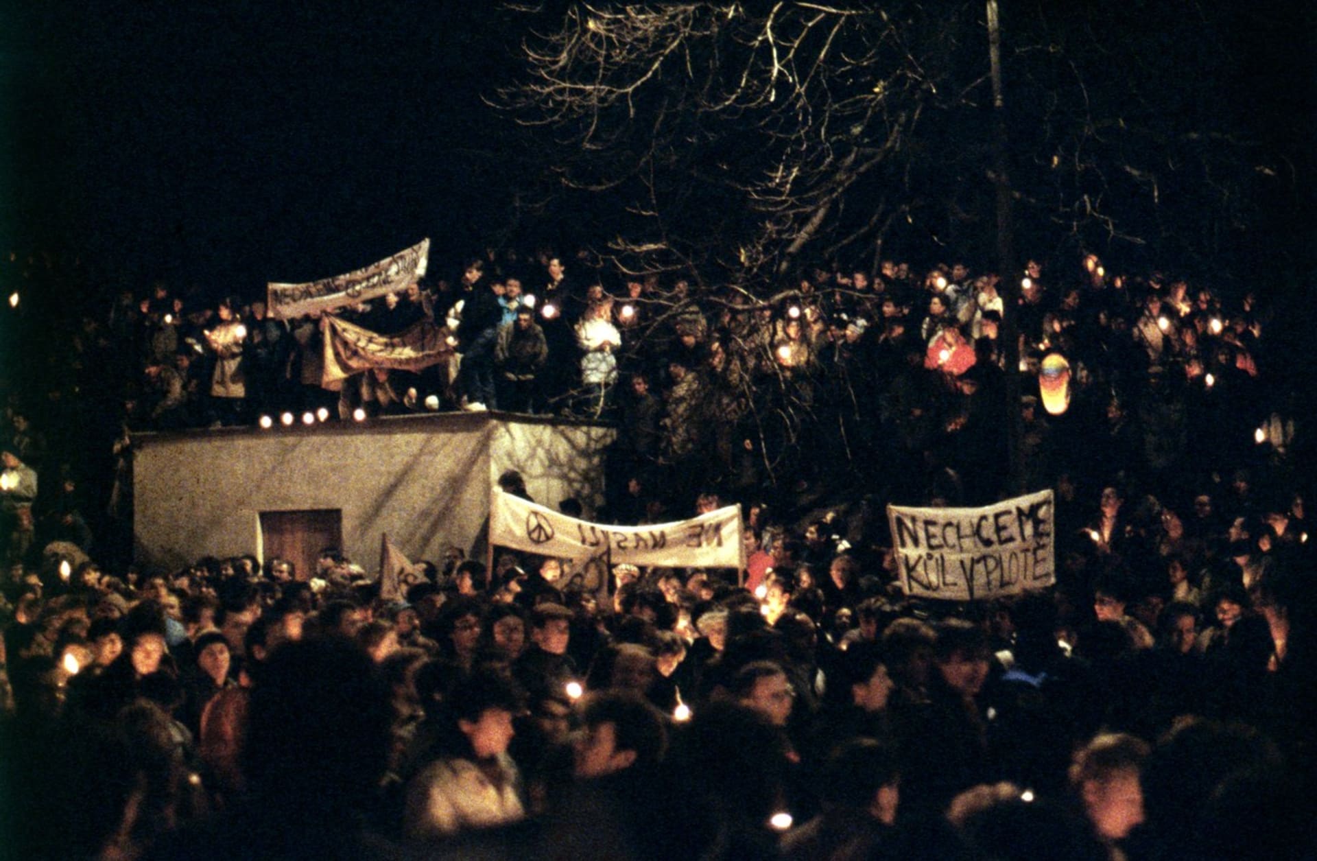 Takto zachytil studenty na Vyšehradě večer 17. listopadu 1989 fotoraf ČTK