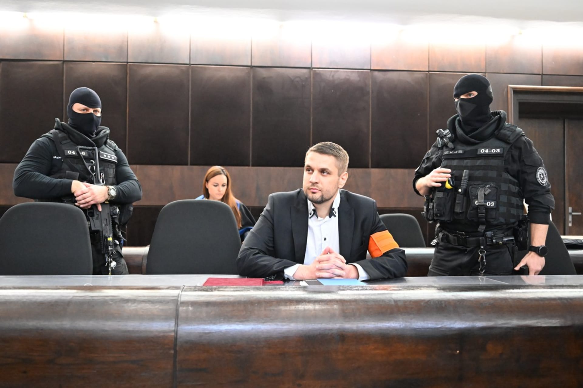 Obžalovaného Adama Puškára přivedla k soudu policejní eskorta