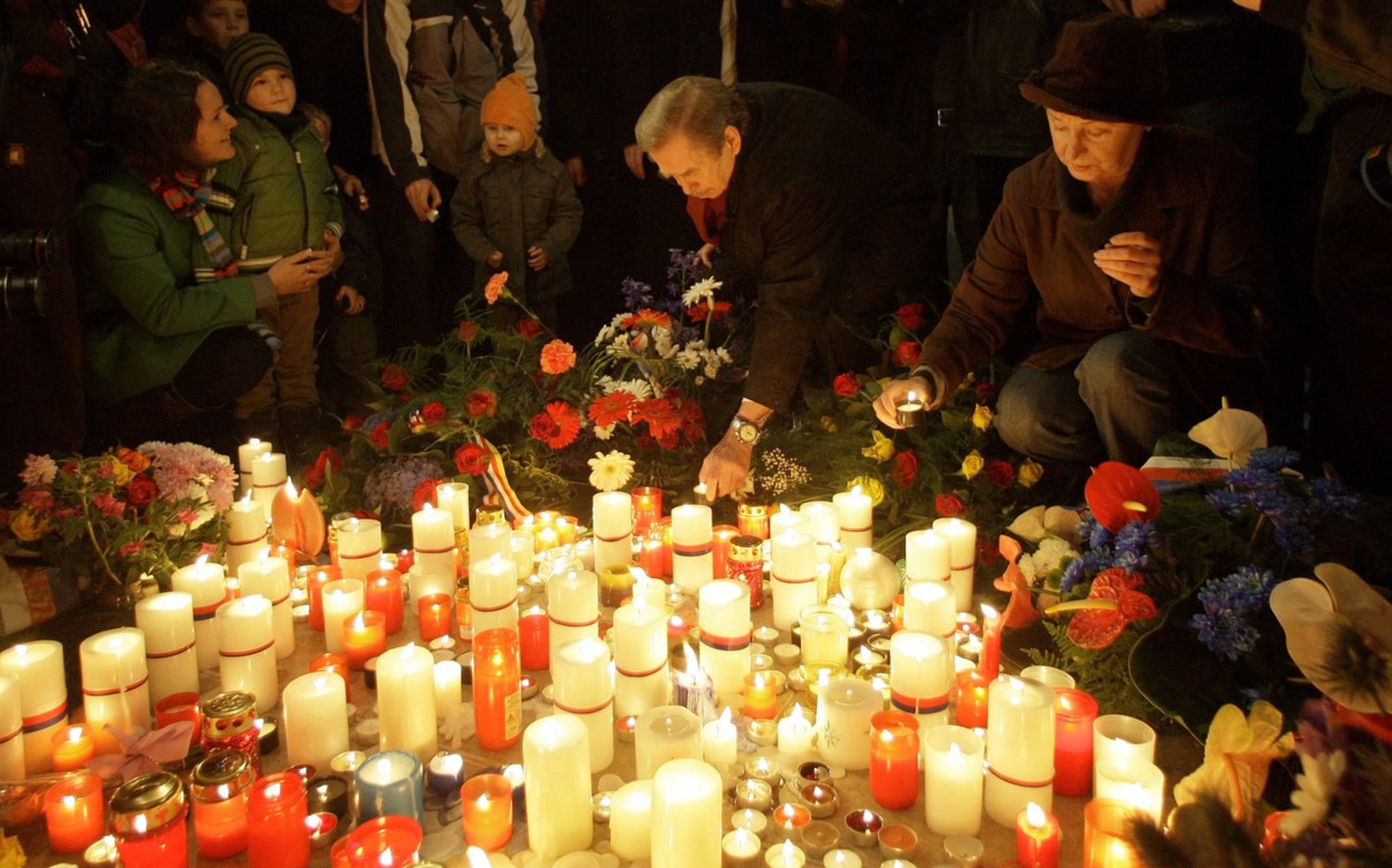 Památku studentů zbitých na Národní třídě si každoročně připomínal i prezident Václav Havel (snímek z roku 2009)