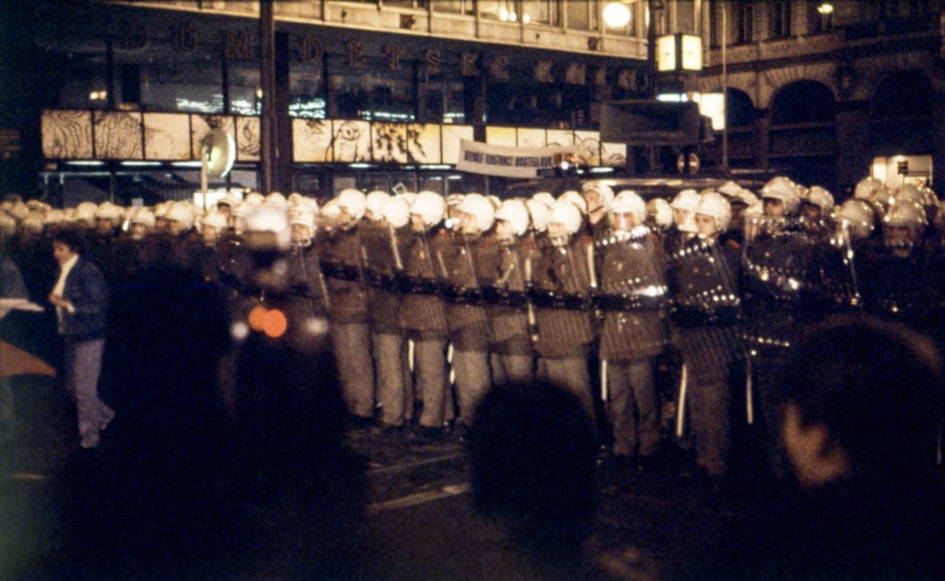 Kordon bílých přileb na Národní třídě 17. listopadu 1989