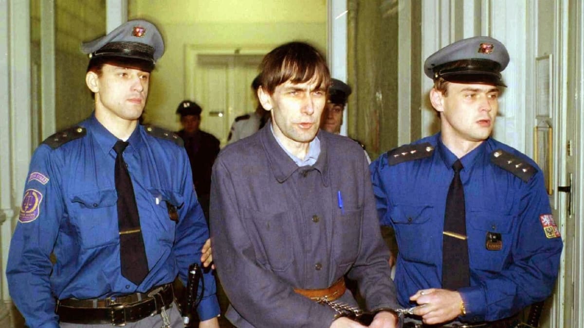 Členové justiční stráže přivádějí dvojnásobného vraha Ladislava Winkelbauera k pokračování hlavního líčení u Okresního soudu v Karlových Varech.