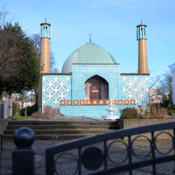 Mešita Imáma Alího (známá také jako Modrá mešita), kterou provozuje Islámské centrum Hamburk (IZH).