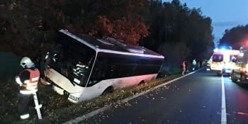 Vážná havárie u Krásného Lesa: Při srážce kamionu, autobusu a auta se zranilo šest lidí