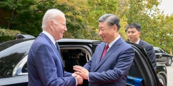 Manévry, respekt i rýpance: Podívejte se na 5 klíčových bodů setkání prezidentů USA a Číny