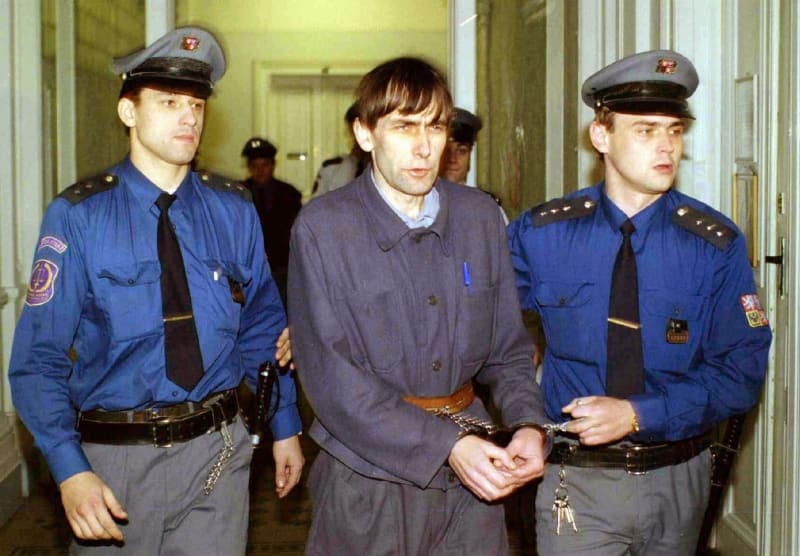 Členové justiční stráže přivádějí dvojnásobného vraha Ladislava Winkelbauera k pokračování hlavního líčení u Okresního soudu v Karlových Varech.