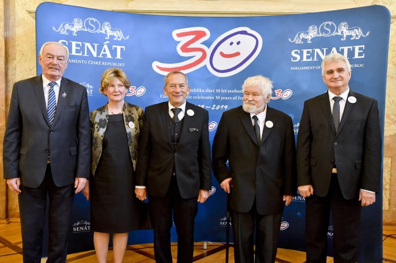 Bývalí předsedové Senátu. Přemysl Sobotka, Libuše Benešová, Jaroslav Kubera, Petr Pithart a Milan Štěch. 