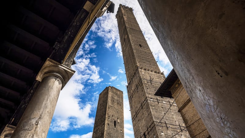 Italské šikmé věži hrozí pád. Naklání se dokonce víc než ta v Pise