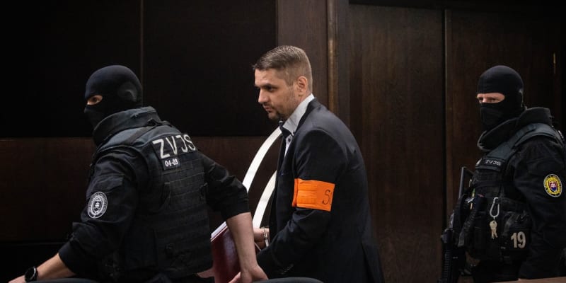 Obžalovaného Adama Puškára přivedla k soudu policejní eskorta
