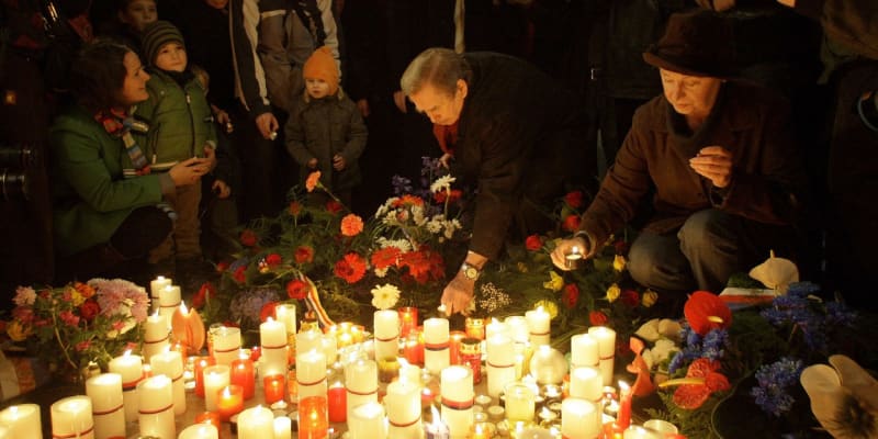 Památku studentů zbitých na Národní třídě si každoročně připomínal i prezident Václav Havel (snímek z roku 2009)
