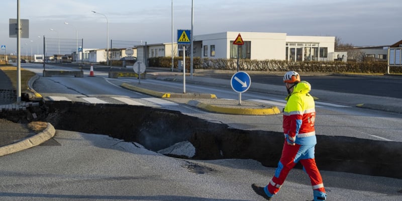 Islandské město Grindavík bylo evakuováno kvůli erupcím.