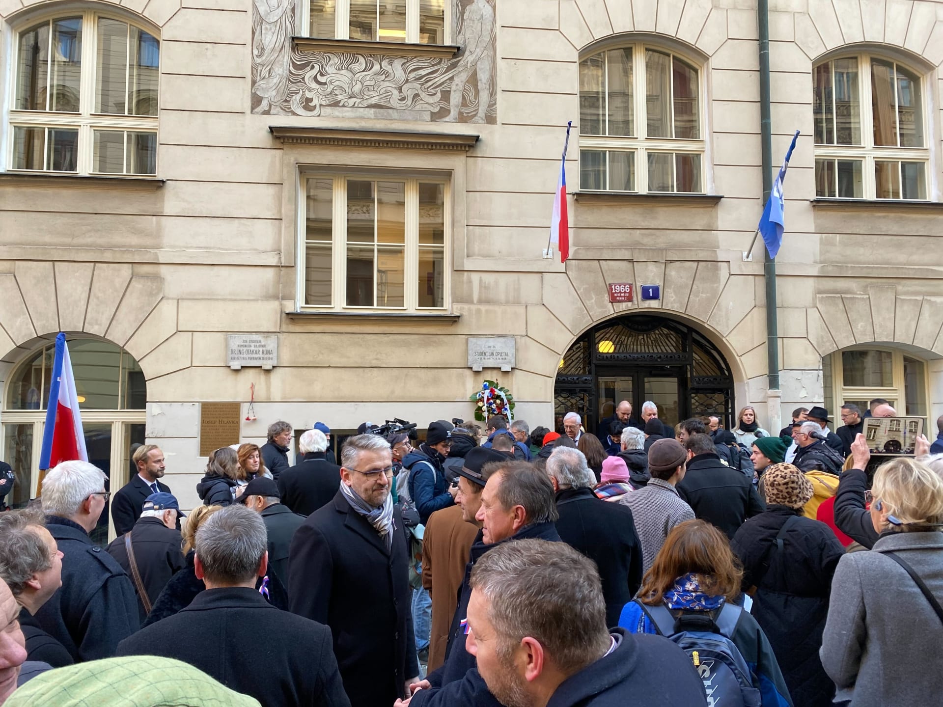 Lidé se scházejí u Hlávkovy koleje, aby uctili památku Jana Opletala (17. 11. 2023).