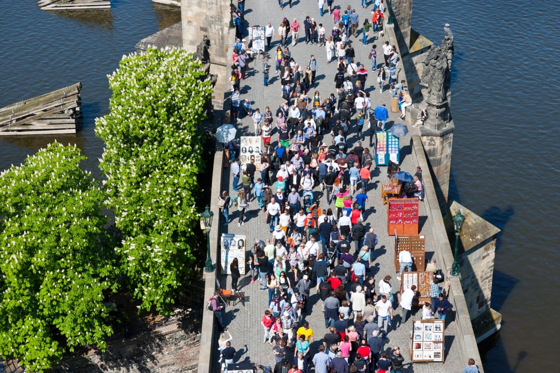 Lidé na pražském Karlově mostě