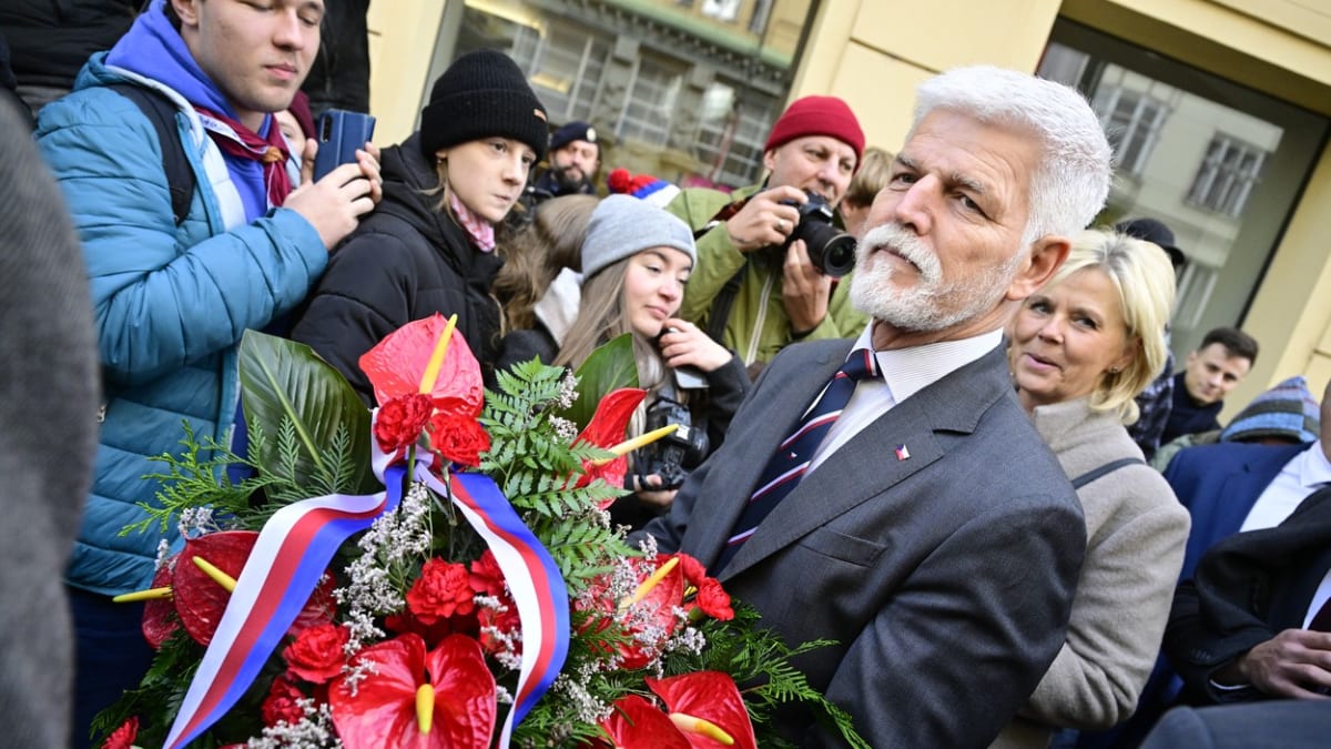 Prezident Petr Pavel položil věnec u pamětní desky na Národní třídě (17. 11. 2023).