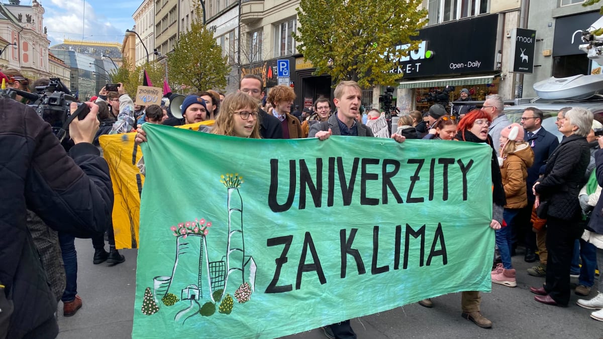 Studenti na Národní třídě pochodovali za klima (17. 11. 2023).