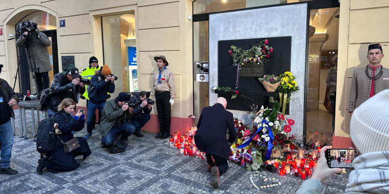 Britský velvyslanec Matt Field pokládá květiny u památníku na Národní třídě (17. 11. 2023).