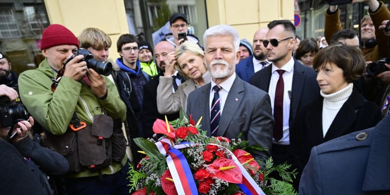 Prezident Petr Pavel položil věnec u pamětní desky na Národní třídě (17. 11. 2023).