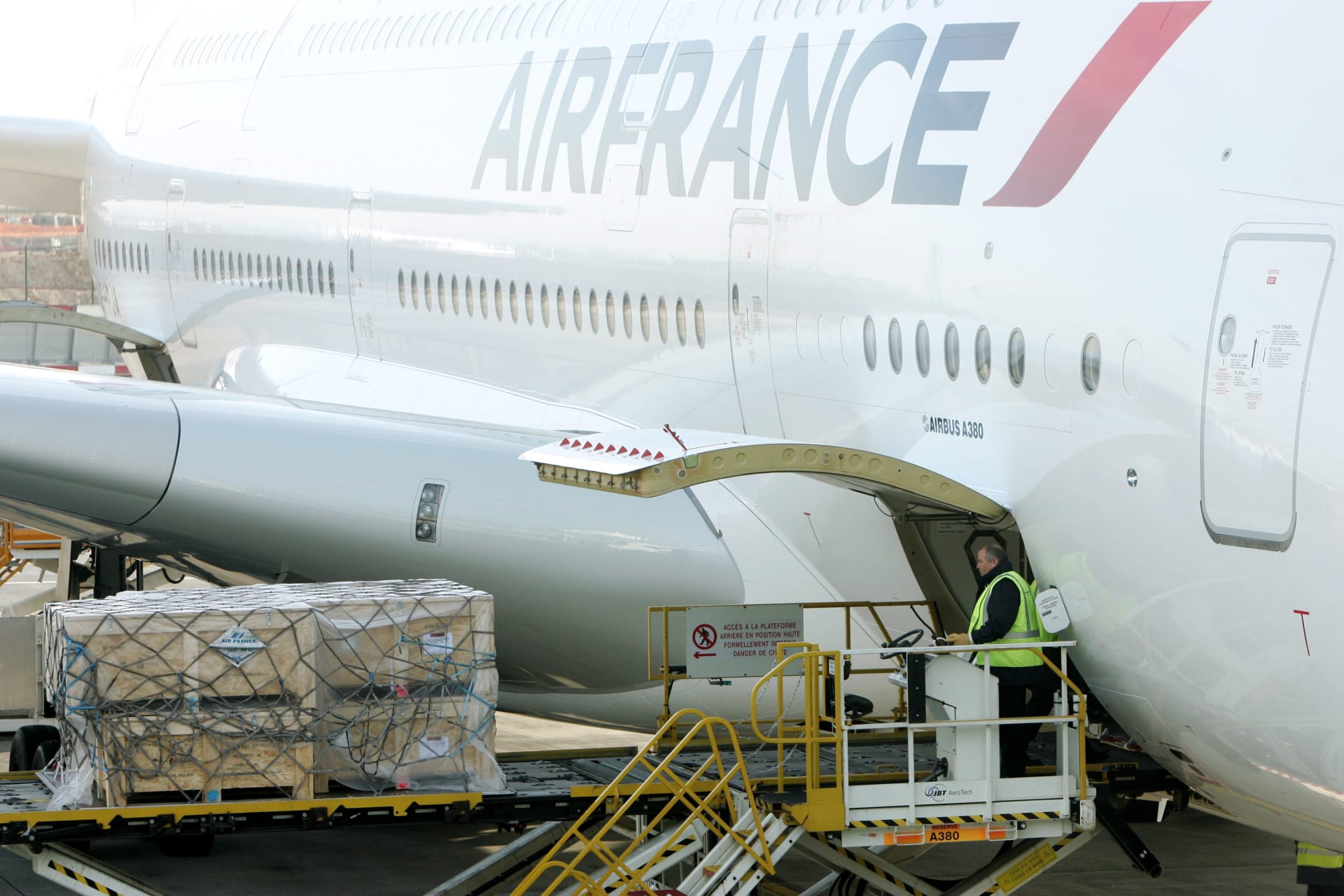 Nakládání zavazadel do Airbusu A-380 společnosti Air France