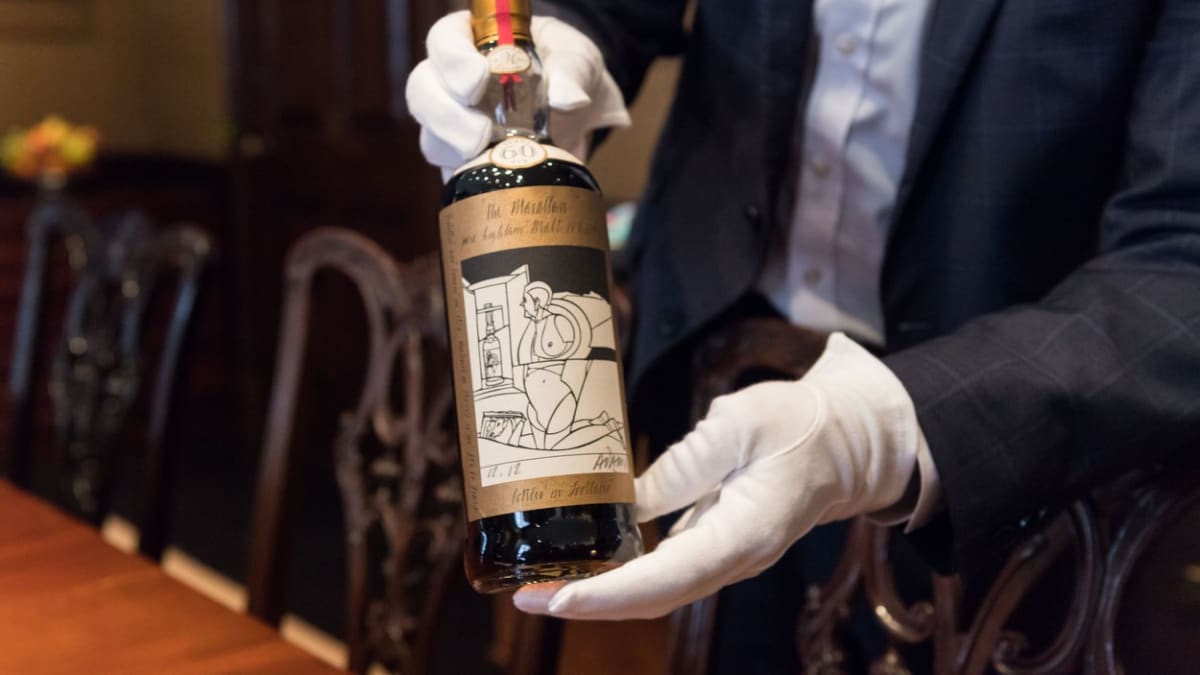 Vzácná láhev skoro 100 let staré skotské whisky Macallan