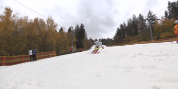 V Česku začala lyžařská sezona. Lidé vzali skiareál útokem, podmínky si pochvalují
