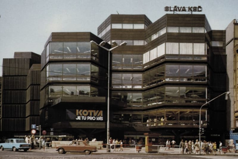 Obchodní dům Kotva s nápisem Sláva KSČ v knize Praha z roku 1985. 