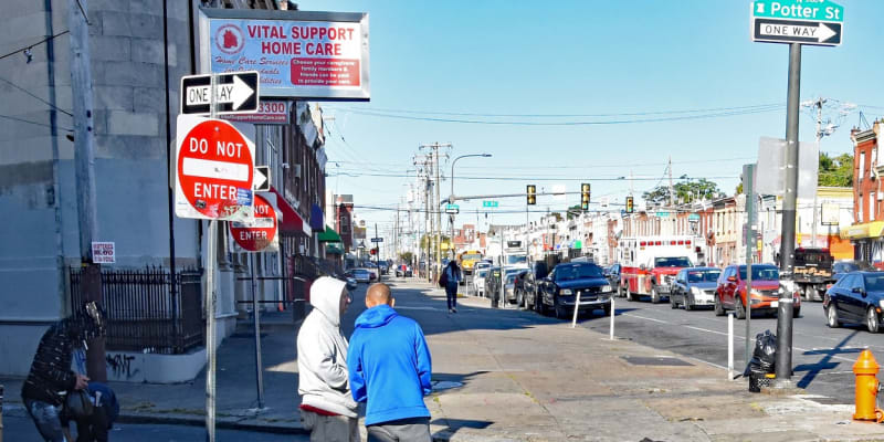 Jedním z epicenter drogové epidemie je Kensington Avenue ve Filadelfii.