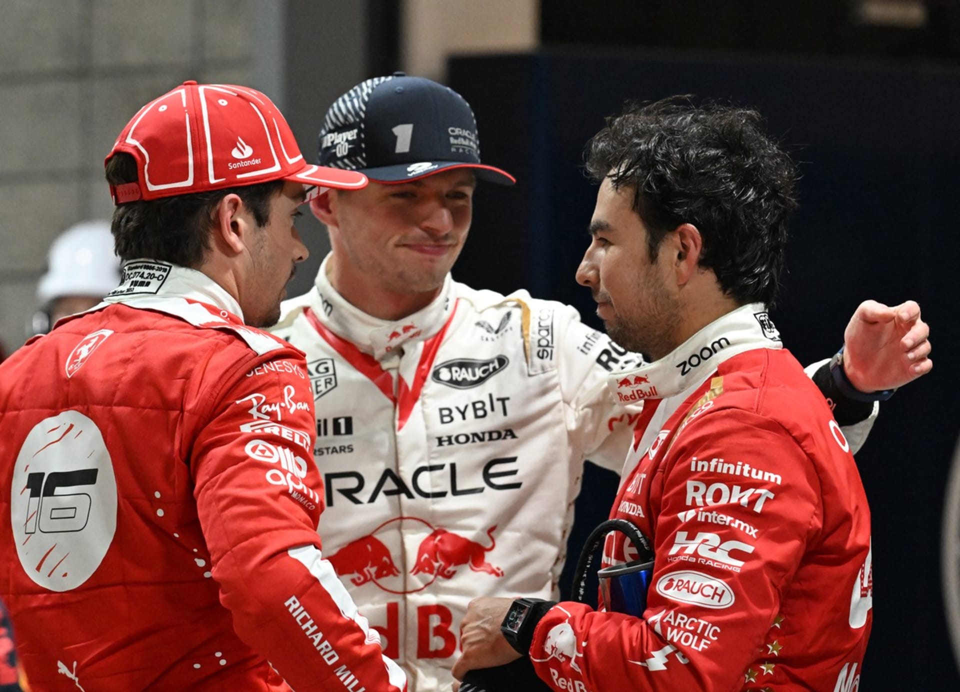 Tři nejlepší závodníci, zleva Leclerc, Verstappen a Pérez (18. 11. 2023)