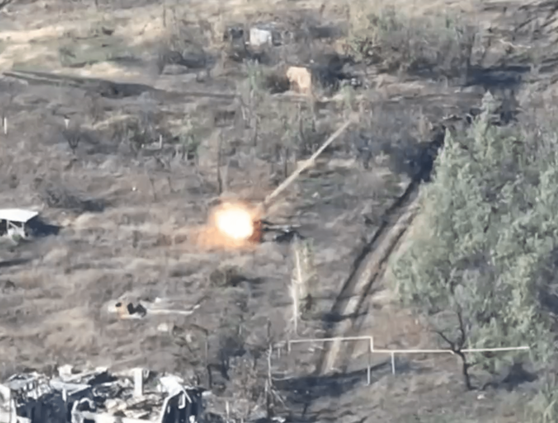 Nálet ukrajinského sebevražedného dronu proti ruským okupantům