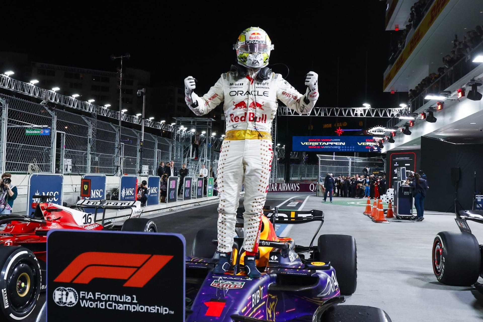 Max Verstappen oslavuje vítězství v Las Vegas (18. 11. 2023).