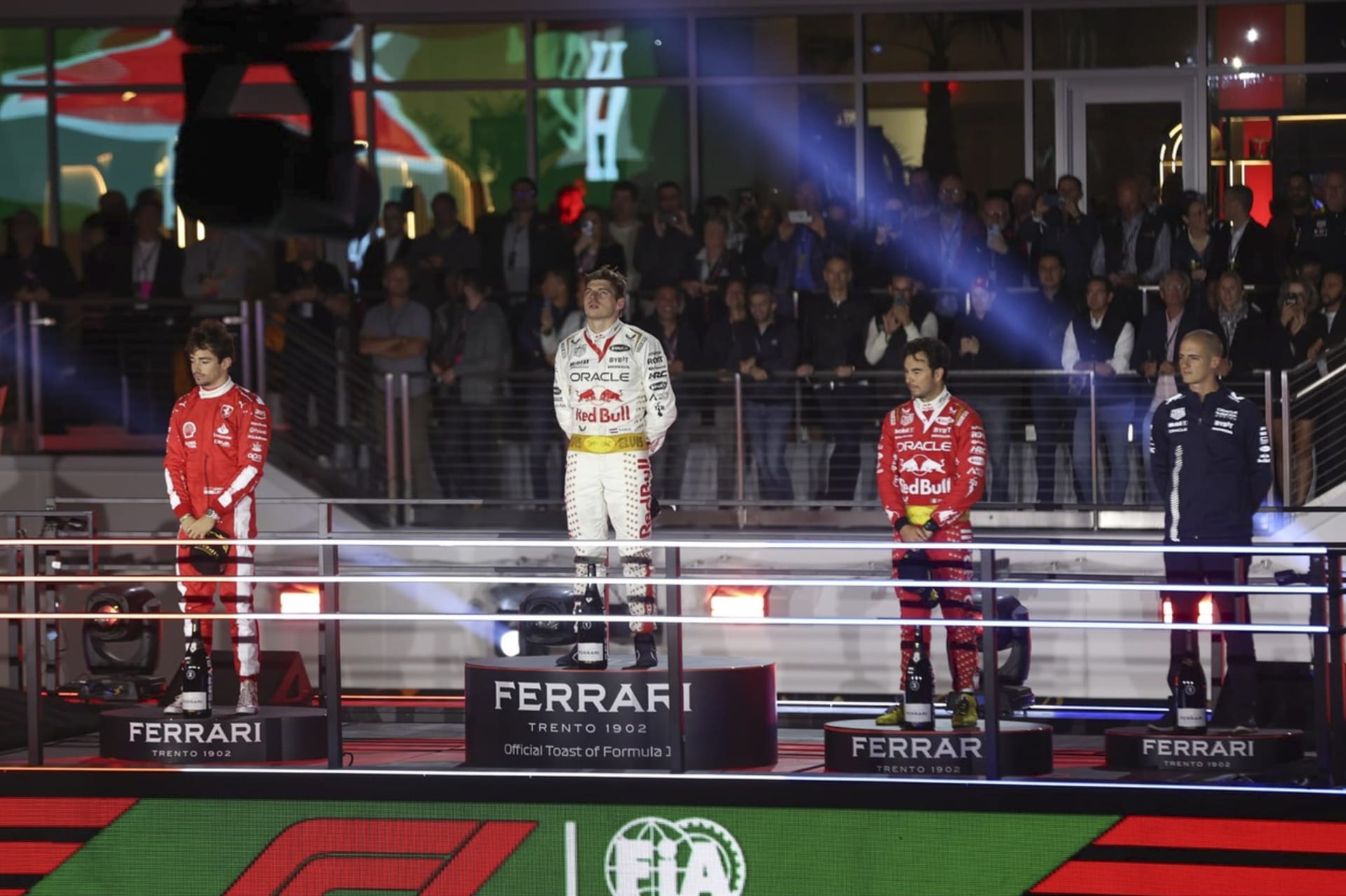 Charles Leclerc, Max Verstappen a Sergio Pérez na stupních vítězů (18. 11. 2023)