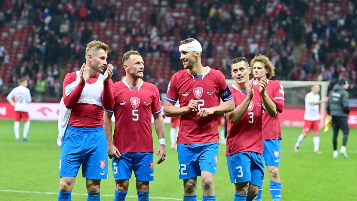 Jakub Brabec (první zleva), Vladimír Coufal (druhý zleva) a Jan Kuchta v noci porušili interní pravidla fotbalové reprezentace a před zápasem s Moldavskem opustili mužstvo.