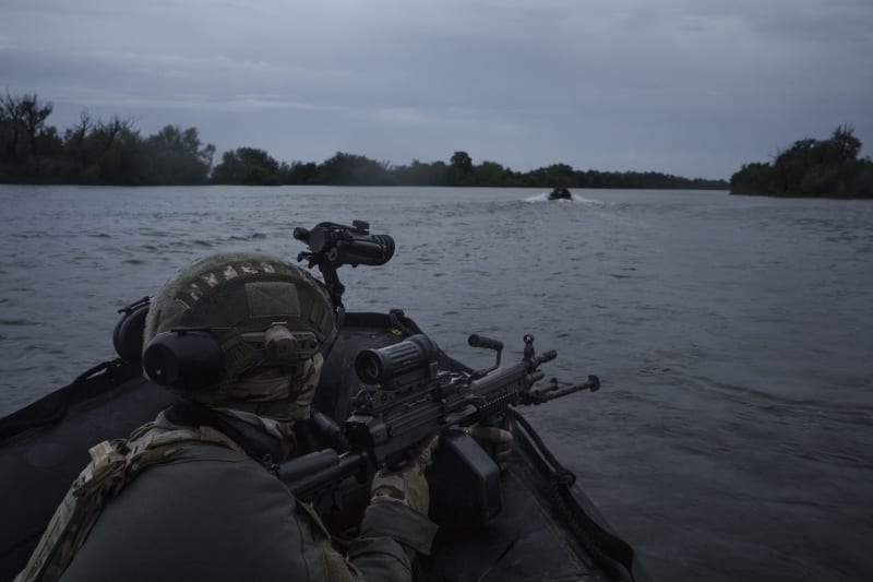 Ukrajinští vojáci na frontové linii u řeky Dněpr v Chersonské oblasti
