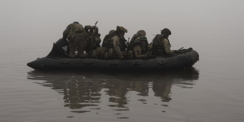 Ukrajinští vojáci na frontové linii u řeky Dněpr v Chersonské oblasti