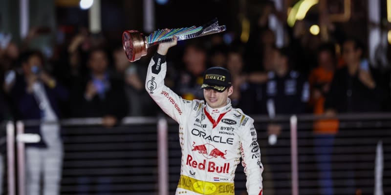 Max Verstappen slaví svůj triumf v Las Vegas (18. 11. 2023).