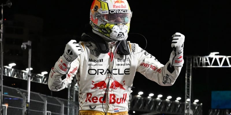 Max Verstappen slaví svůj triumf v Las Vegas (18. 11. 2023).
