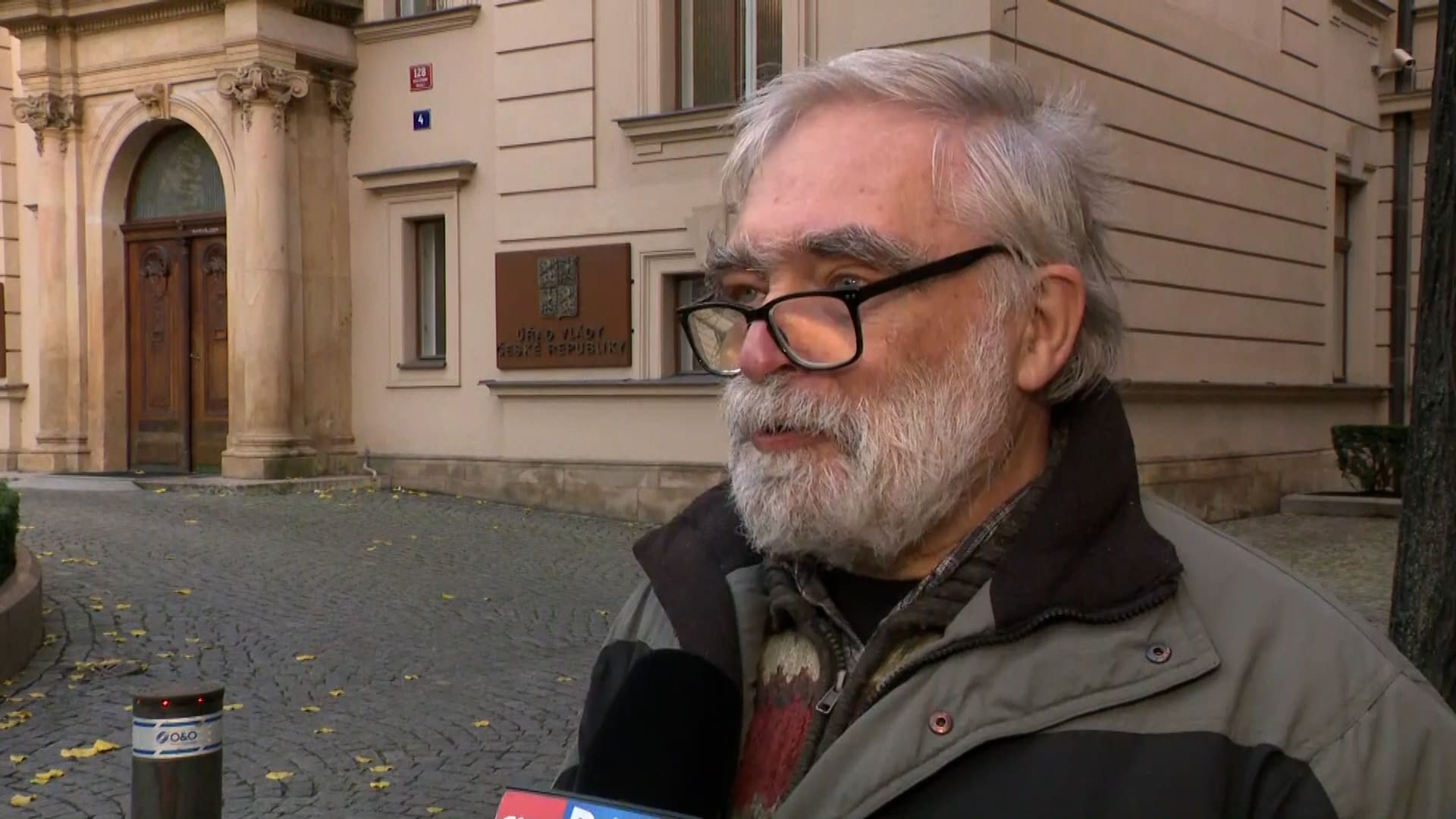 Už třetí den hladoví Jiří Gruntorád před Úřadem vlády.
