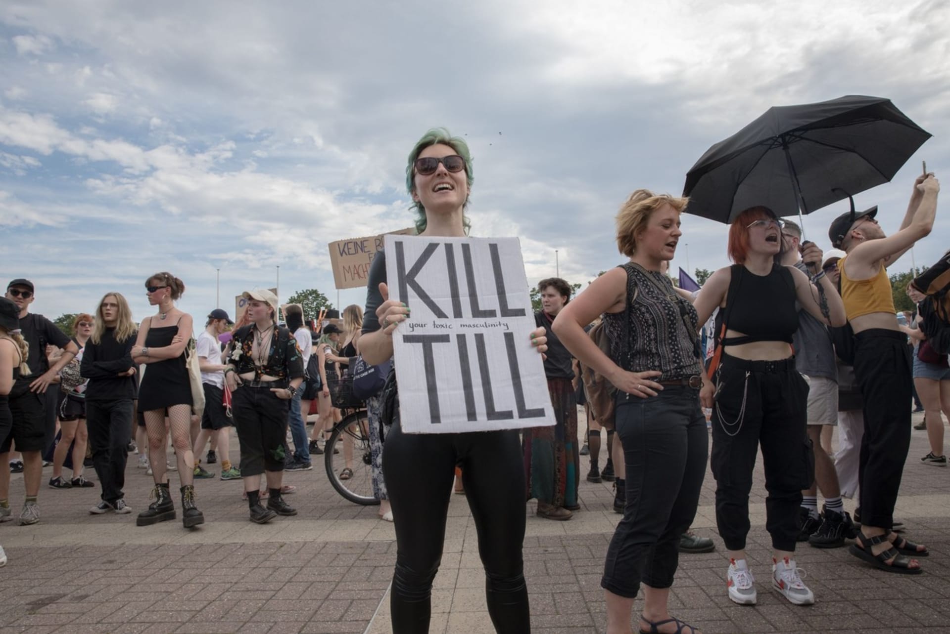 Během protestů před červencovými koncerty skupiny Rammstein se objevily i ostřejší transparenty, mezi nimi například i heslo Kill Till.