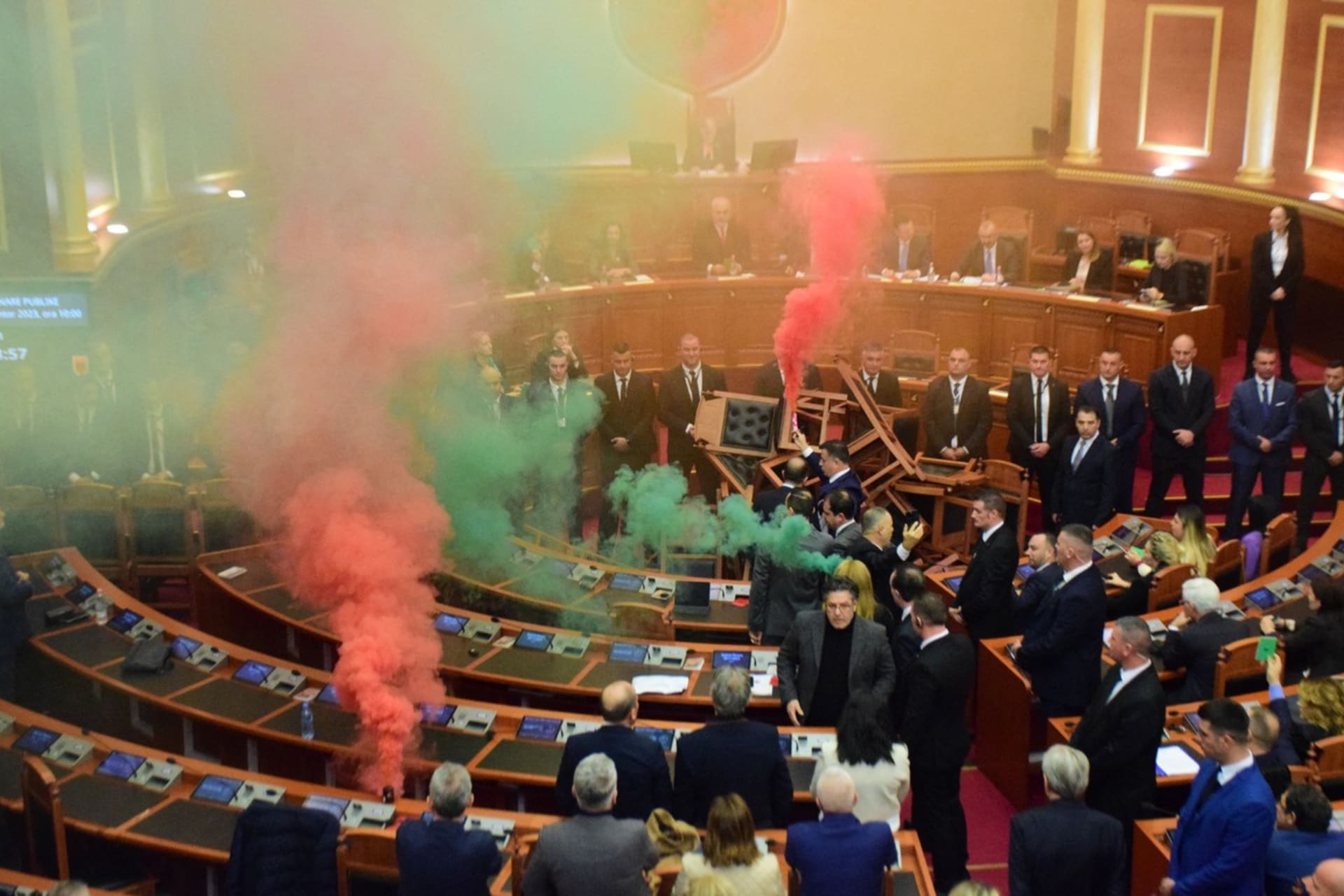 Hlasování o rozpočtu Albánie se zvrhlo.
