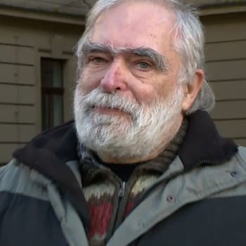 Už třetí den hladoví Jiří Gruntorád před Úřadem vlády   