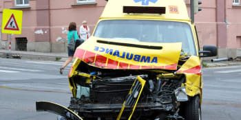 Smrtelná nehoda auta a sanitky u Bruntálu: Řidička zemřela, tříleté dítě je ve vážném stavu